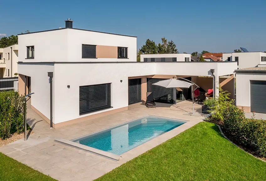 Kundenhaus mit Flachdach und Pool